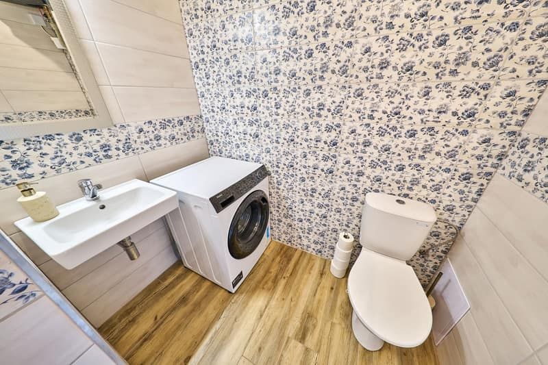 Koupelna s umyvadlem a pračkou