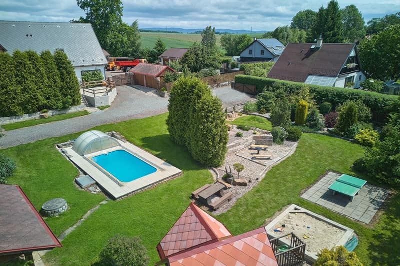 Letecký pohled na bazén a zahradu Eliščina dvora