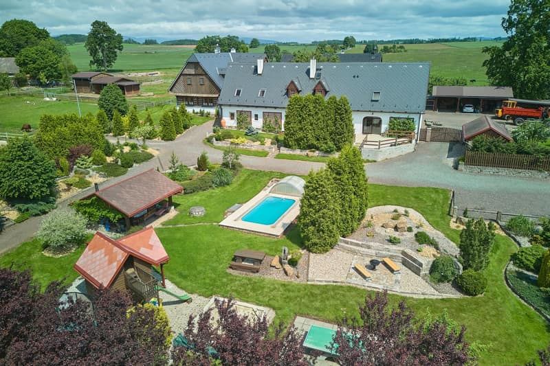 Letecký pohled na statek a krajinu Podkrkonoší