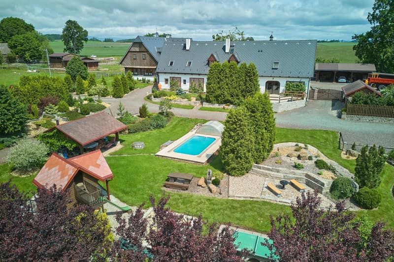Letecký pohled na statek v obci Hajnice