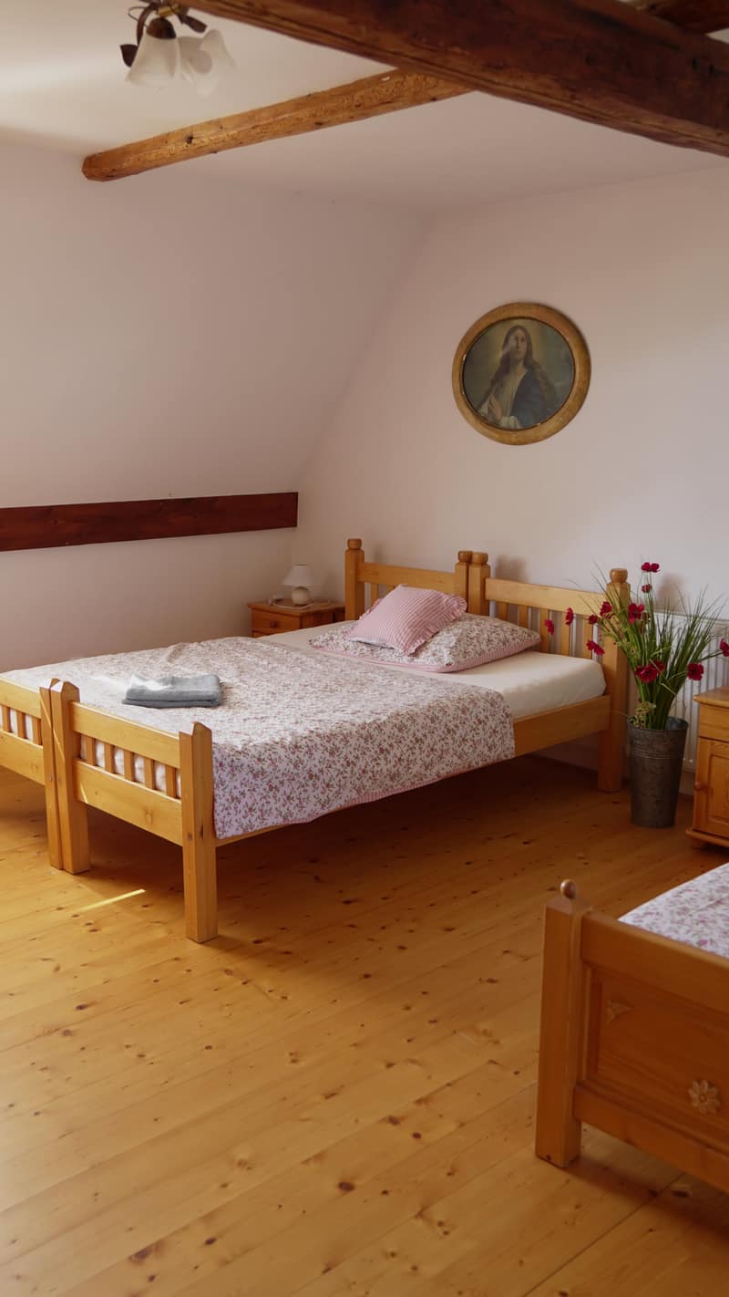 Venkovská ložnice s květovaným povlečením