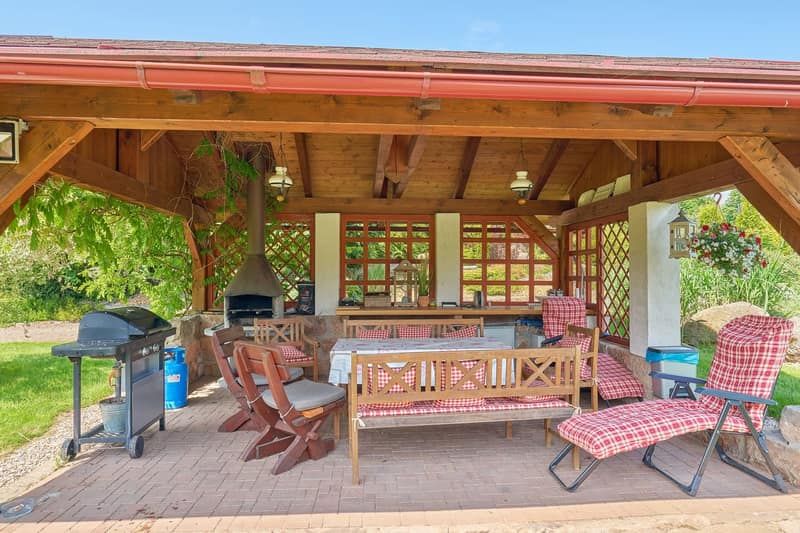 Krytá pergola s grilem a posezením