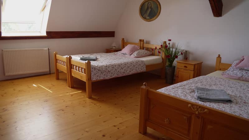 Podkrovní ložnice se dvěma postelemi