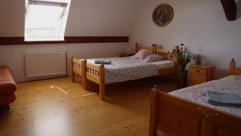 Podkrovní ložnice se třemi postelemi